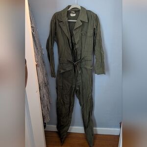🕵🏼 Green Utility Jumpsuit with Belted Waist and Durable Fabric